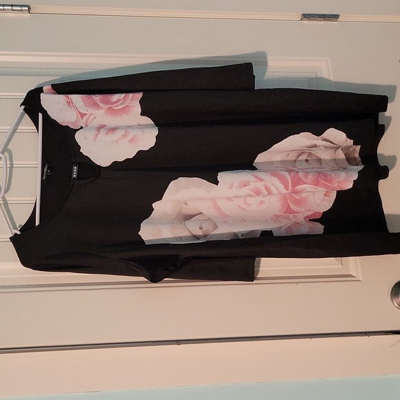 Flowery Flowing Top - Size 1X - Picture 1 of 4